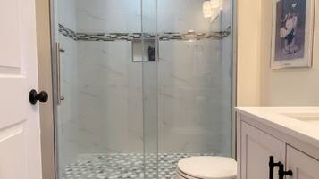 Een douche, een haardroger, handdoeken, zeep