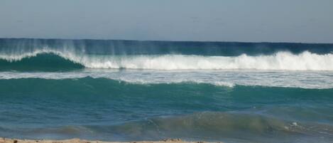 Una playa cerca, sillas reclinables de playa