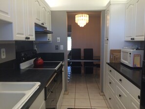 Fridge, microwave, oven, stovetop - Delray Beach Villa, Snowbird  Special; Golf, Beach, Nightlife! (Delray Beach)