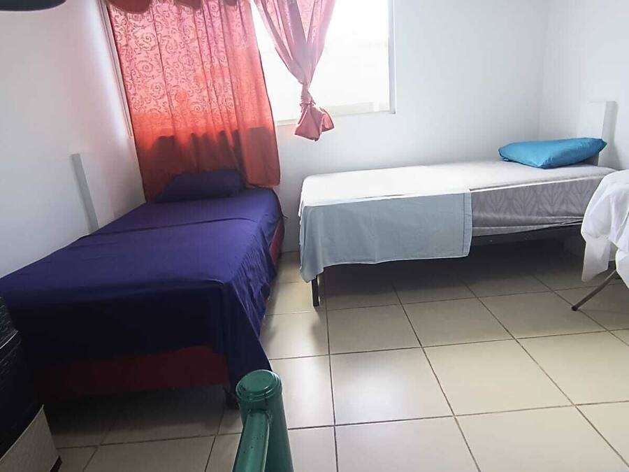 Habitación cuádruple familiar | Colchones Select Comfort, mobiliario individual, cortinas opacas