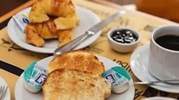 Se ofrece un desayuno continental (3 USD por persona)