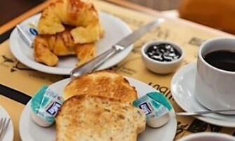 Desayuno continental diario (USD 3 por persona)