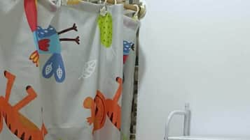 Ducha, cabezal de ducha tipo lluvia, bidet, toallas