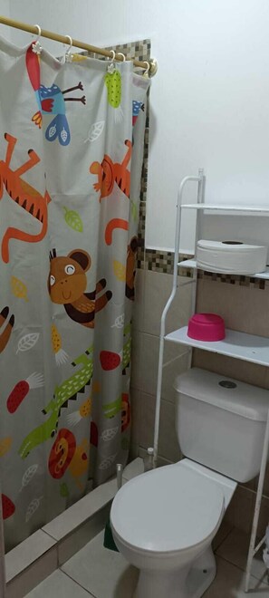 Shower, rainfall showerhead, bidet, towels - Hostal Venecia- Tu Casa en Manta (Manta)