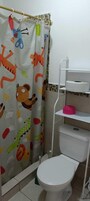 Ducha, cabezal de ducha tipo lluvia, bidet, toallas