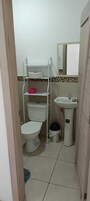 Chuveiro, chuveiro com efeito de chuva, bidê, toalhas de banho