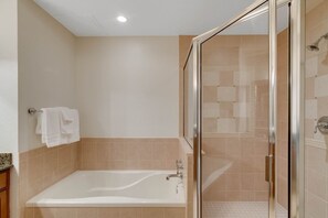 Duschwanne, Haartrockner, Handtücher, Toilettenpapier