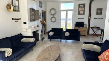 Televisión, chimenea y estéreo