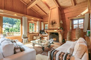 Televisie, een open haard, een tafeltennistafel en boeken