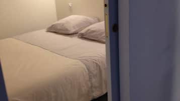 1 slaapkamer, een strijkplank/strijkijzer, gratis wifi, beddengoed