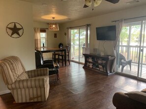 Een televisie, videogames, een dvd-speler en een filmbibliotheek