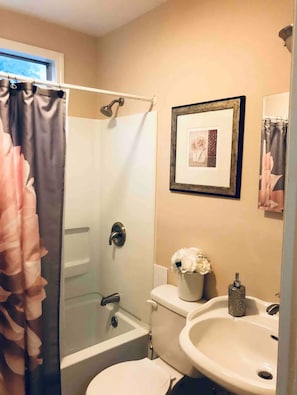 Bathtub, towels, soap, toilet paper - The Montague House – 3BR, 1.5BA (North Charleston)