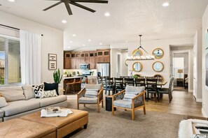 TV connectée, jeux vidéo, table de tennis de table, livres