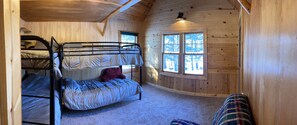 3 bedrooms, iron/ironing board, WiFi, bed sheets - All seasons cabin getaway (Balsam Lake)