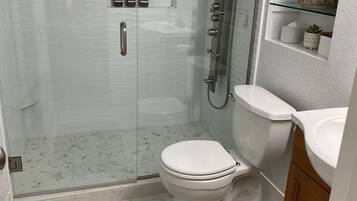 Ensemble douche/baignoire, sĂšche-cheveux, serviettes fournies, savon