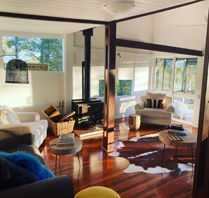 Smart TV, fireplace, books, stereo - Kingaley Farmstay - riverside 20 acres of bliss - outdoor fire heated bath! (Fosterton)