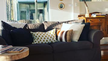 Smart TV, fireplace, books, stereo