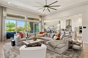 TV connectée, cheminée, lecteur de DVD, médiathèque