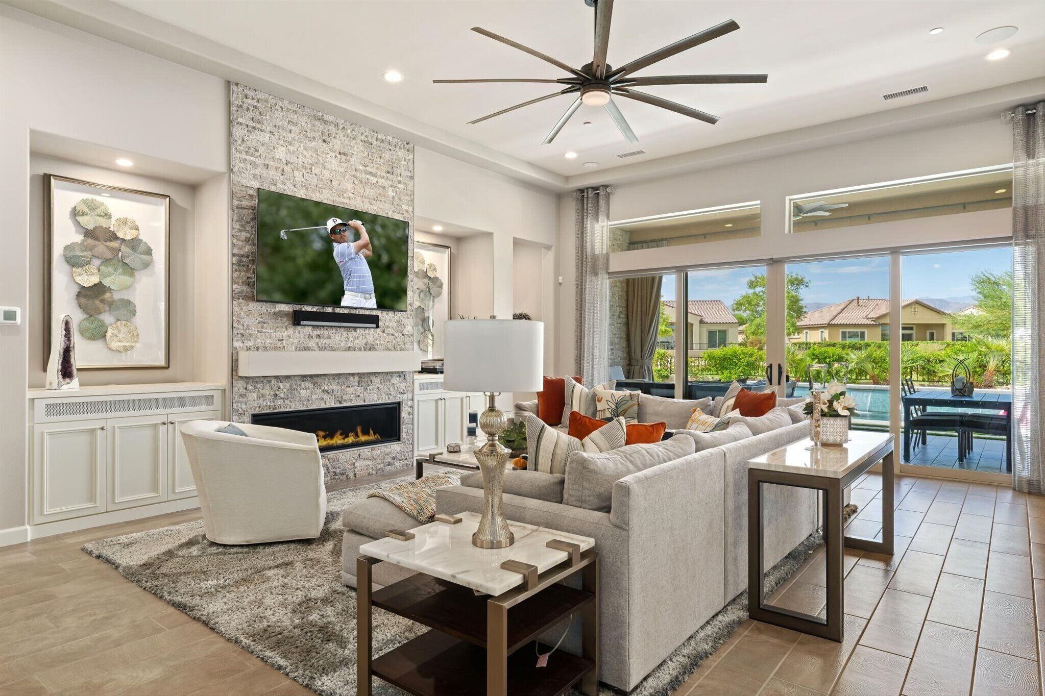 智能电视、壁炉、DVD 播放器、音乐库