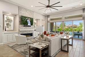 TV connectée, cheminée, lecteur de DVD, médiathèque