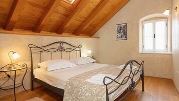 2 bedrooms, WiFi (free), bed sheets