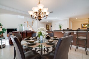 Dining - Nice 4 Bed Spa Pool Home in Providence at Victoria (Davenport)