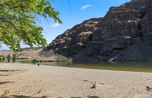 Beach nearby, beach towels - Crescent Bar Getaway-Pool/Beach/River, Gorge Concerts, Wineries, Sunshine & Ski! (Quincy)