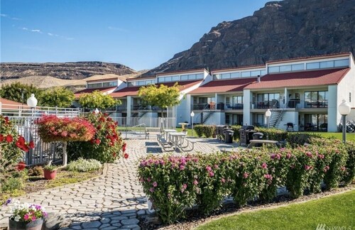 Crescent Bar Getaway-Pool/Beach/River, Gorge Concerts, Wineries, Sunshine & Ski!