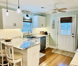 Fridge, microwave, oven, stovetop - THE MARSH MELLOW- Beautiful Marsh Front home / 4 minute walk to beach (Murrells Inlet)