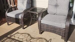 Two wicker chairs with grey cushions on a concrete patio. - South Salem - Close to I-5 and Costco, easy Shop and Eat (Salem)