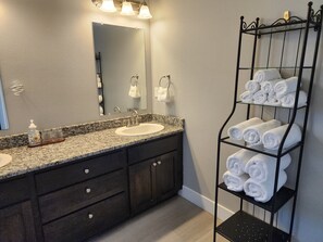 Ensemble douche/baignoire, sèche-cheveux, serviettes fournies, savon