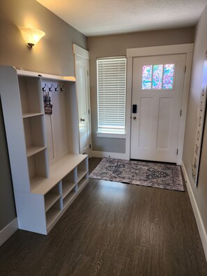 Interior - South Salem - Close to I-5 and Costco, easy Shop and Eat (Salem)