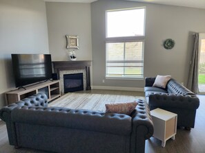 Living area - South Salem - Close to I-5 and Costco, easy Shop and Eat (Salem)