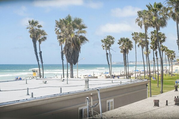 Beach nearby, sun-loungers, beach towels