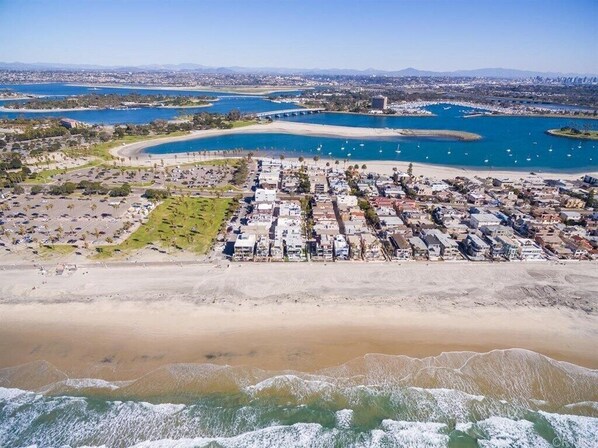 Beach nearby, sun-loungers, beach towels