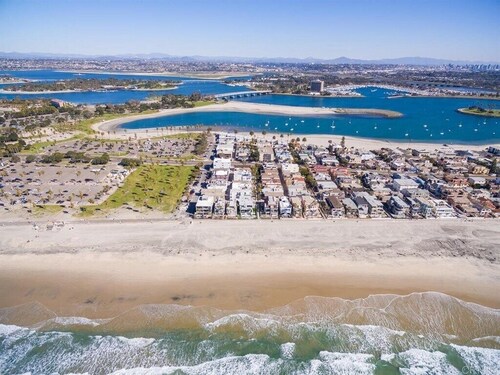 South Mission Beach 2 Bedrooms / 2 Bathrooms with View & Garage