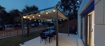 2 Bed House - Sleeps 4 - Hottub - Garden - Parking