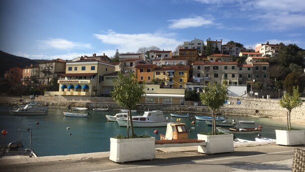 A coastal town with colorful buildings, a marina with boats, and a clear sky. - 2 Bed House - Sleeps 4 - Hottub - Garden - Parking (Rasa)