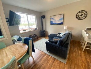 TV, books - Cozy Lakeside Cottage 1.5 hours from Seattle (Shelton)