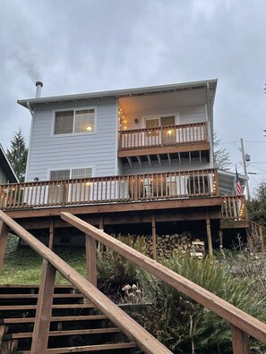 Exterior detail - Cozy Lakeside Cottage 1.5 hours from Seattle (Shelton)