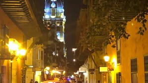 A nighttime street scene with a prominent illuminated building featuring a dome and clock tower. - Remodeled Gorgeous Apartment on Beach (Cartagena)