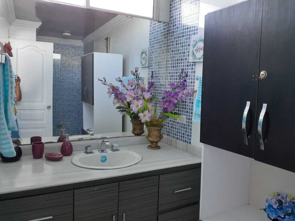 Douche, serviettes fournies, savon, papier de toilette