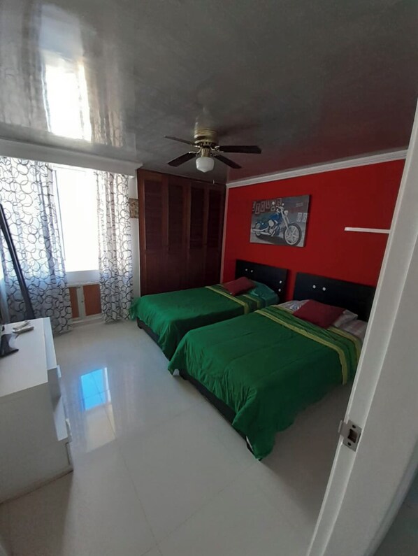 3 habitaciones, tabla de planchar con plancha y cuna de viaje 
