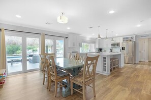 Dining - Discount Available! Private Pool, 100' Dock, Paddleboards, Kayaks, Bikes & More! (Marathon)