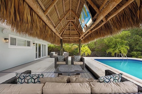 Canal Front Home, Tiki Hut w/ TV, Huge Pool, Dock, Paddleboards, Kayaks, Bikes!