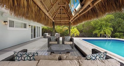 Canal Front Home, Tiki Hut w/ TV, Huge Pool, Dock, Paddleboards, Kayaks, Bikes!