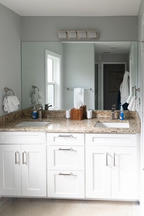 Tina con regadera, secadora de cabello, toallas, jabón