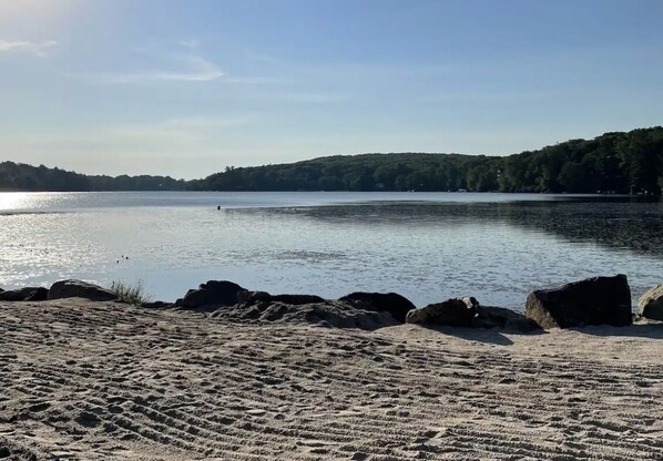 Beach nearby - Charming Lake Harmony Chalet Cabin w/ King Bed, Close to Lake (Lake Harmony)