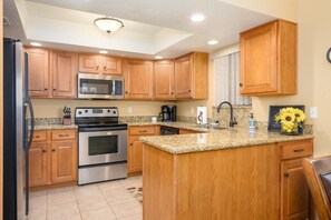 冷蔵庫、電子レンジ、オーブン、コンロ