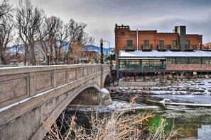 Un puente de piedra sobre un río, con edificios al fondo.